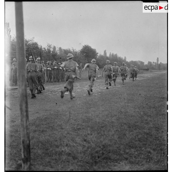 Départ de l'équipe de cross cyclo-pédestre du groupe de Tarbes lors du relais du 18e RI.