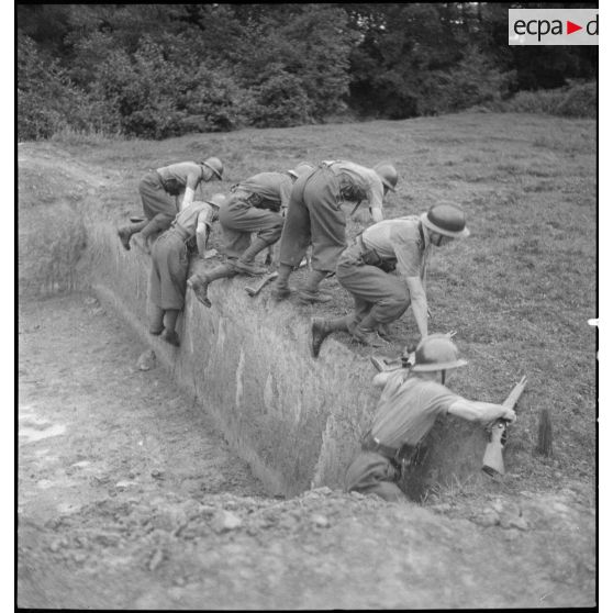 Une équipe sur l'épreuve de cross lors du relais d'honneur du 18e RI.