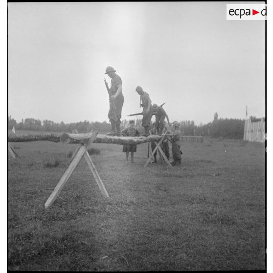 Une équipe sur l'épreuve de cross lors du relais d'honneur du 18e RI.