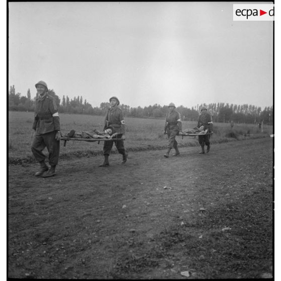 Une équipe sur l'épreuve de cross lors du relais d'honneur du 18e RI.