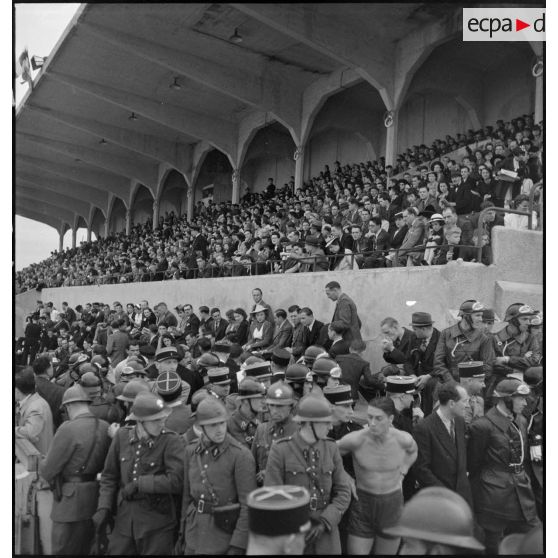 Démonstration sportive des moniteurs du CNMA d'Antibes sur le stade municipal de Vichy.