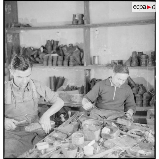 Atelier de cordonnerie du 24e RA (régiment d'artilerie) à Agen.