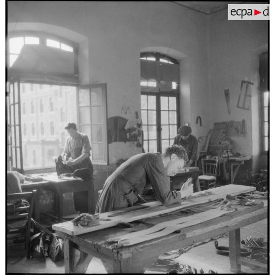 Atelier de sellerie du 24e RA (régiment d'artillerie) à Agen.