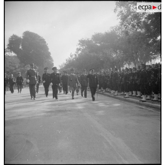 Les autorités militaires passent les troupes en revue.