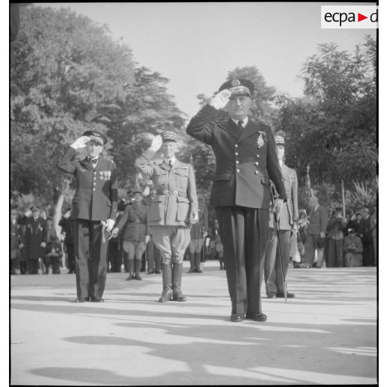 Salut au drapeau pendant l'exécution de la Marseillaise.