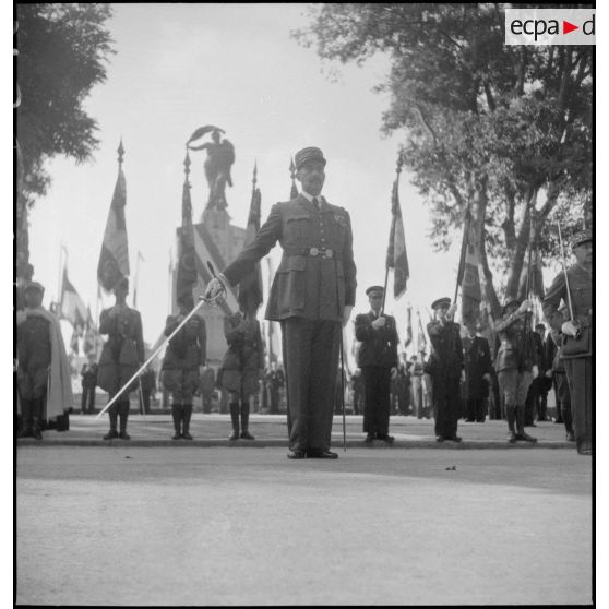 Le général d'armée Henri Dentz salue.