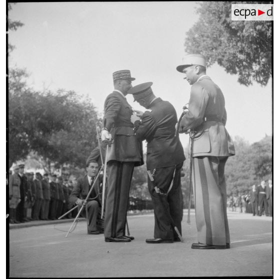 Remise des insignes de grand officier de la Légion d'honneur au général d'armée Dentz.