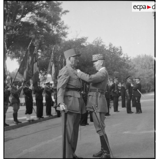 Remise de décoration au général de division Arlabosse.