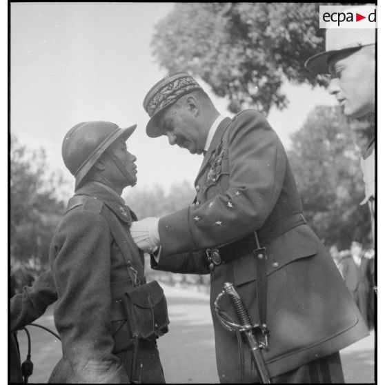 Remise de décoration par le général d'armée Dentz.