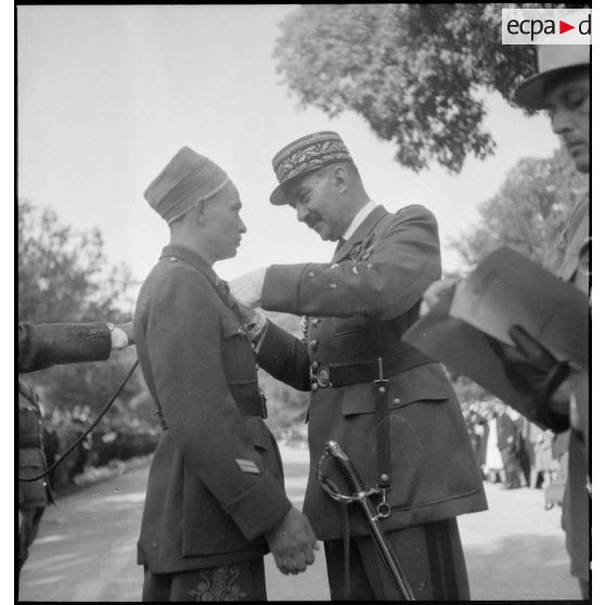 Remise de décoration par le général d'armée Dentz.