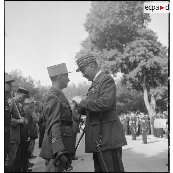 Remise de décoration par le général d'armée Dentz.