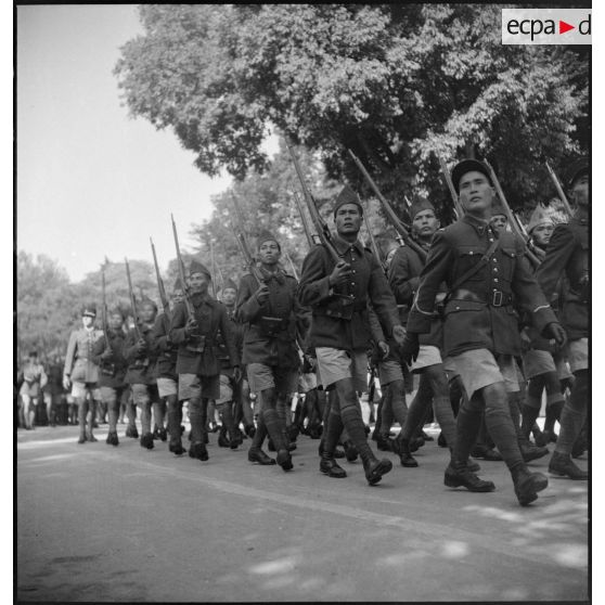 Défilé d'une unité de tirailleurs indochinois.