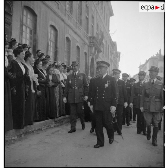 Les autorités se rendent à l'église Saint-Trophime pour assister à un office religieux.