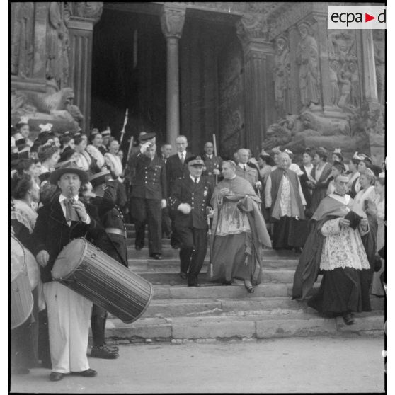 L'amiral de la flotte François Darlan quitte l'église Saint-Trophime.