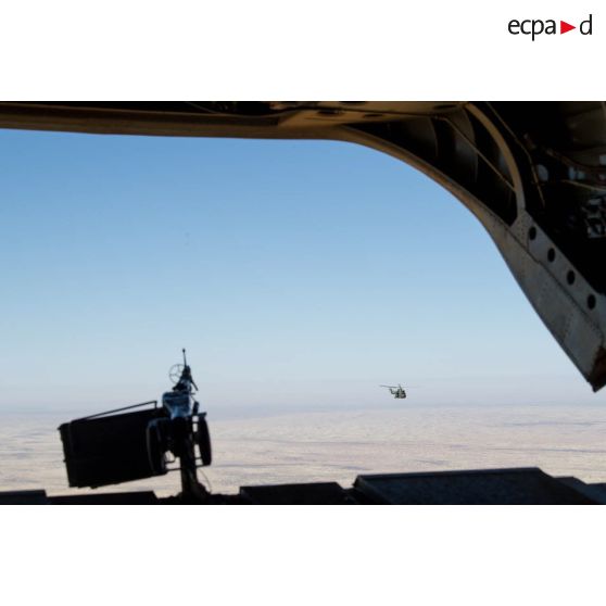 Vue aérienne depuis la soute d'un hélicoptère Vertol CH-47 Chinook lors d'une VAM (voie aérienne militaire) vers Kidal.