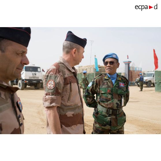 Un lieutenant-colonel du GTD Bir Hakeim (groupement tactique désert) s'entretient avec un colonel du détachement cambodgien de la MINUSMA (mission multidimensionnelle intégrée des Nations Unies pour la stabilisation au Mali) sur la PFDR (plateforme désert relai) de Kidal.