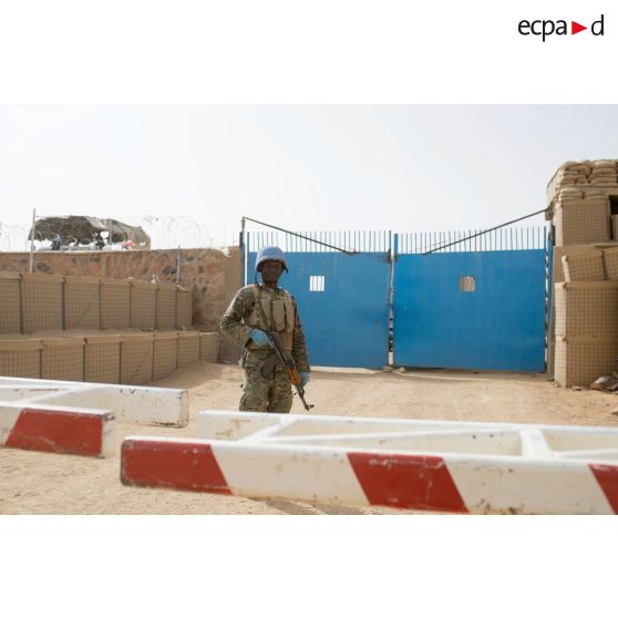 Poste de contrôle de la MINUSMA (mission multidimensionnelle intégrée des Nations Unies pour la stabilisation au Mali) à l'entrée de la PFDR (plateforme désert relai) de Kidal.