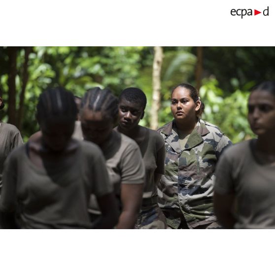 Des stagiaires écoutent un briefing lors d'un atelier bivouac à Saint-Jean-du-Maroni, en Guyane française.