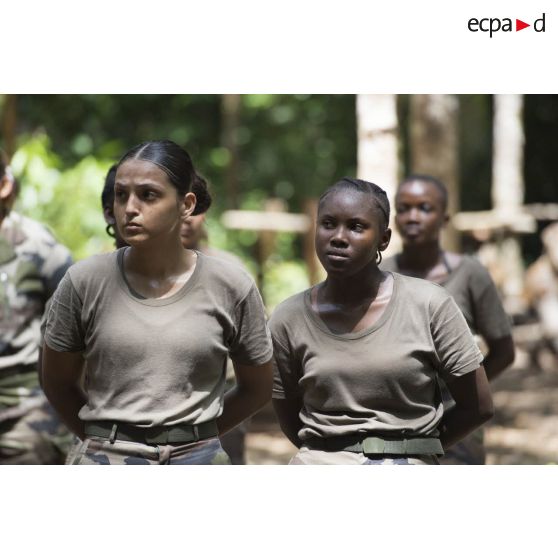 Des stagiaires écoutent un briefing lors d'un atelier bivouac à Saint-Jean-du-Maroni, en Guyane française.