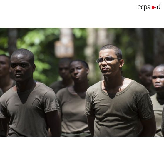 Des stagiaires écoutent un briefing lors d'un atelier bivouac à Saint-Jean-du-Maroni, en Guyane française.