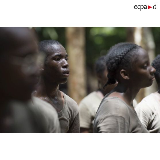 Des stagiaires écoutent un briefing lors d'un atelier bivouac à Saint-Jean-du-Maroni, en Guyane française.