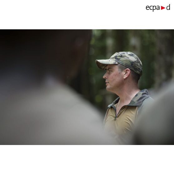 Un instructeur dirige un briefing auprès de stagiaires du régiment du service militaire adapté (RSMA) lors d'un atelier bivouac à Saint-Jean-du-Maroni, en Guyane française.