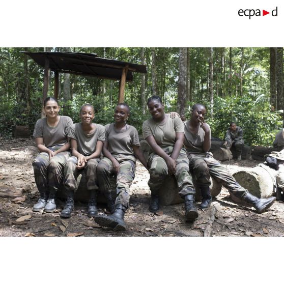 Portrait de stagiaires du régiment du service militaire adapté (RSMA) lors d'un atelier bivouac à Saint-Jean-du-Maroni, en Guyane française.