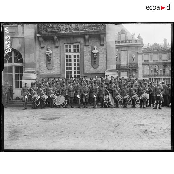 La musique militaire écossaise en représentation dans la cour de Versailles. [légende d'origine]