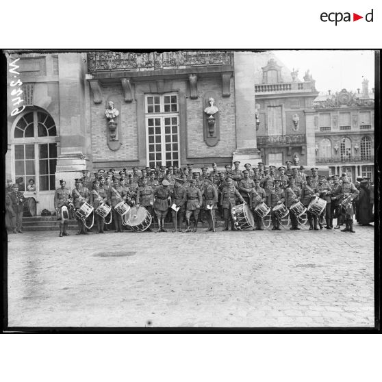 La musique militaire écossaise en représentation dans la cour de Versailles. [légende d'origine]