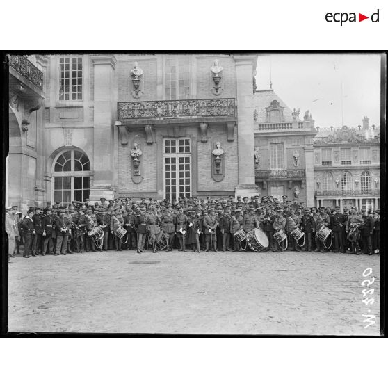 La musique militaire écossaise en représentation dans la cour de Versailles. [légende d'origine]