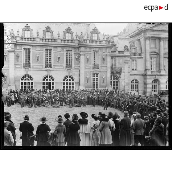 La musique écossaise en représentation dans la cour de Versailles. [légende d'origine]