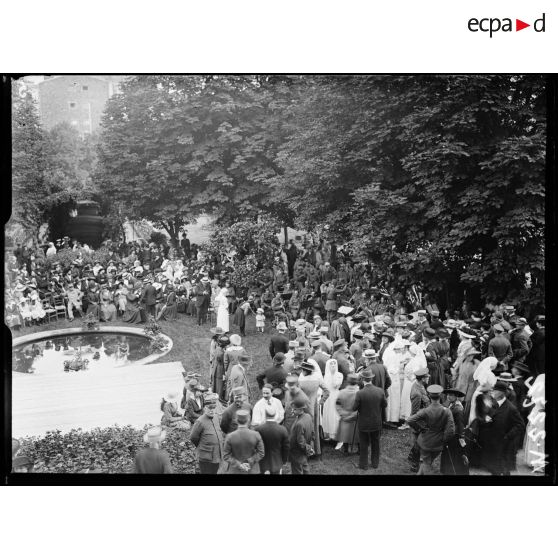 Hôpital de la Maison de Santé des Frères Saint-Jean de Dieu, 19 rue Oudinot. Fête avec le concours de la musique écossaise. [légende d'origine]