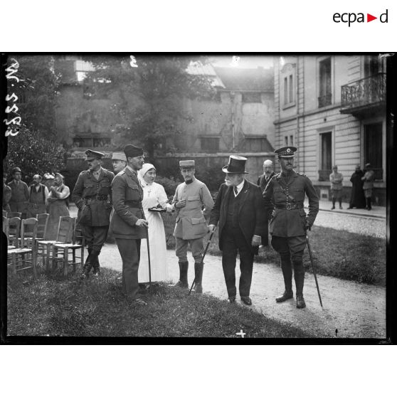 Hôpital de la Maison de Santé des Frères Saint-Jean de Dieu, 19 rue Oudinot. Fête avec le concours de la musique écossaise. [légende d'origine]