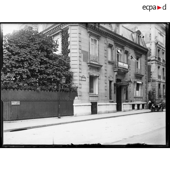 Hôpital auxiliaire n°79 rue Adolphe Yvon (Hôtel James Hyde). Vue extérieure. [légende d'origine]