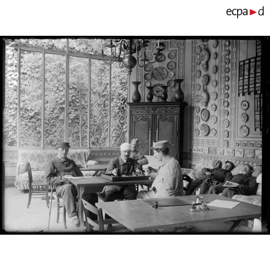 Paris. Hôpital auxiliaire n°79, rue Adolphe Yvon (Hôtel James Hyde). Salle de jeux et de lecture. [légende d'origine]