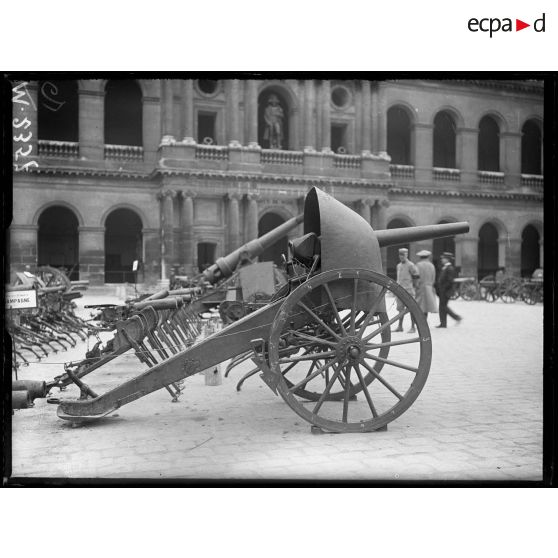 Un canon de 57 mm est exposé dans la cour de l'hôtel des Invalides à Paris. [légende d'origine]