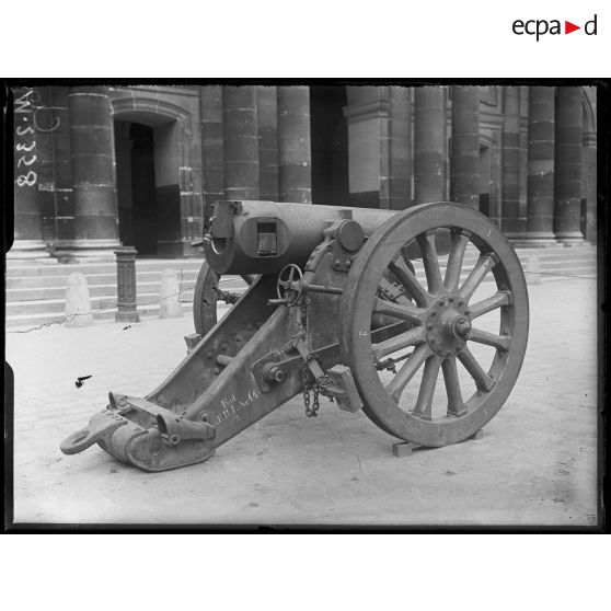 Obusier allemand de 150 mm exposé dans la cour des Invalides. [légende d'origine]