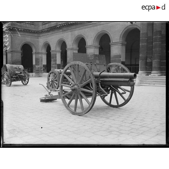 Un canon de 77 mm exposé dans la cour des Invalides à Paris. [légende d'origine]