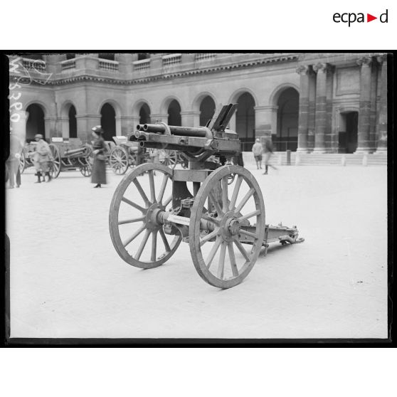 Un canon révolver de 37 mm allemand exposé dans la cour des Invalides à Paris. [légende d'origine]