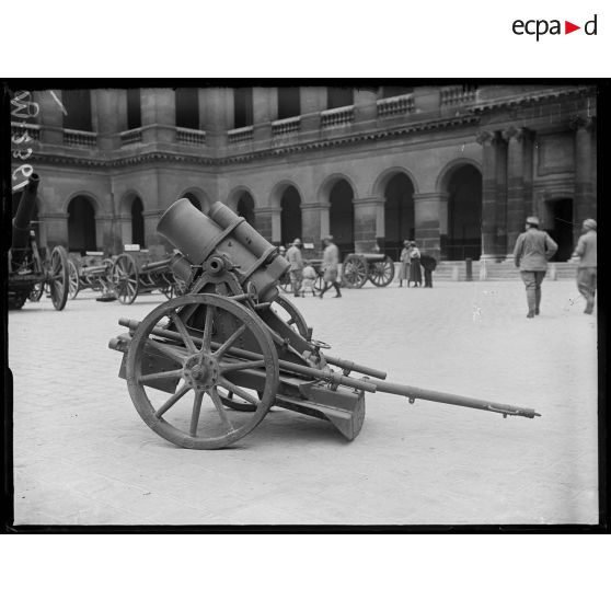 Un lance-bombe allemand de 250 mm exposé dans la cour des Invalides. [légende d'origine]