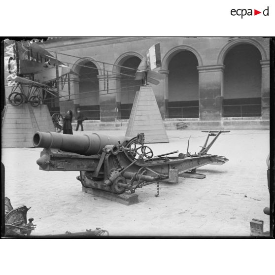 Un obusier allemand de 150 mm exposé dans la cour des Invalides. [légende d'origine]