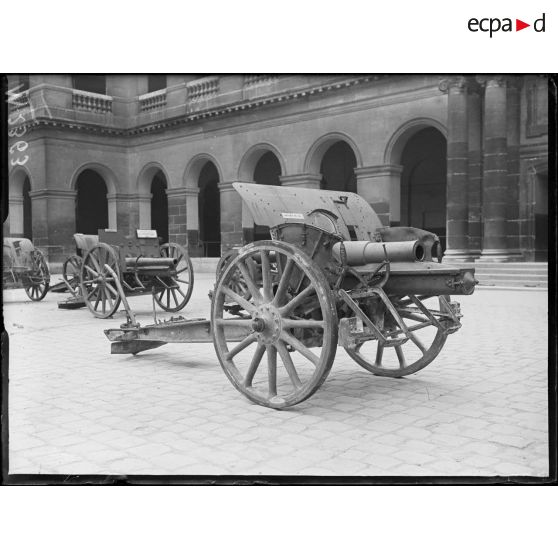 Un obusier de 105 mm allemand exposé dans la cour des Invalides. [légende d'origine]