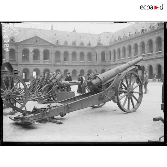 Un canon de 105 mm long allemand exposé dans la cour des Invalides. [légende d'origine]