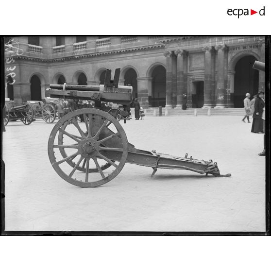 Un canon révolver allemand de 37 mm exposé dans la cour des Invalides. [légende d'origine]