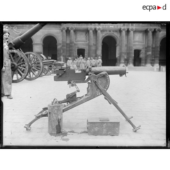 Mitrailleuse allemande exposée dans la cour des Invalides à Paris. [légende d'origine]