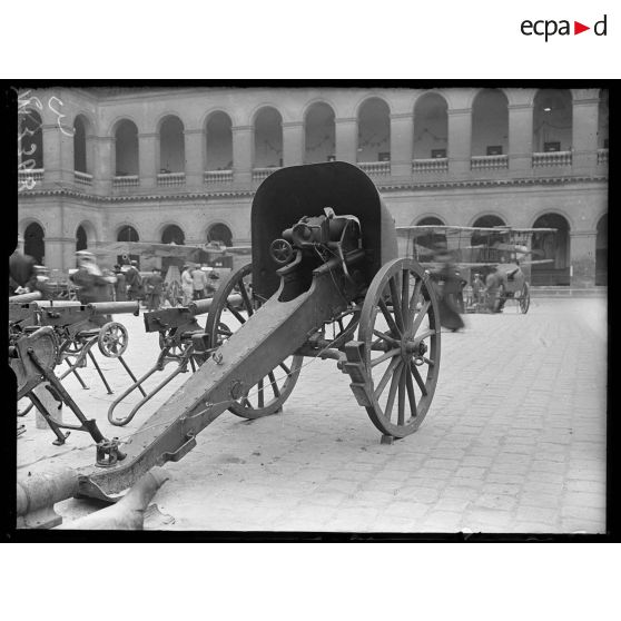 Canon allemand de 37 mm exposé dans la cour des Invalides. [légende d'origine]