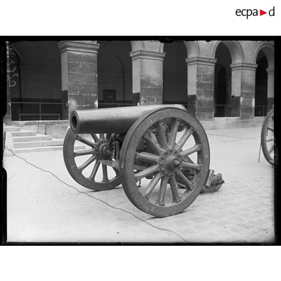 Obusier allemand de 105 mm exposé dans la cour des Invalides. [légende d'origine]