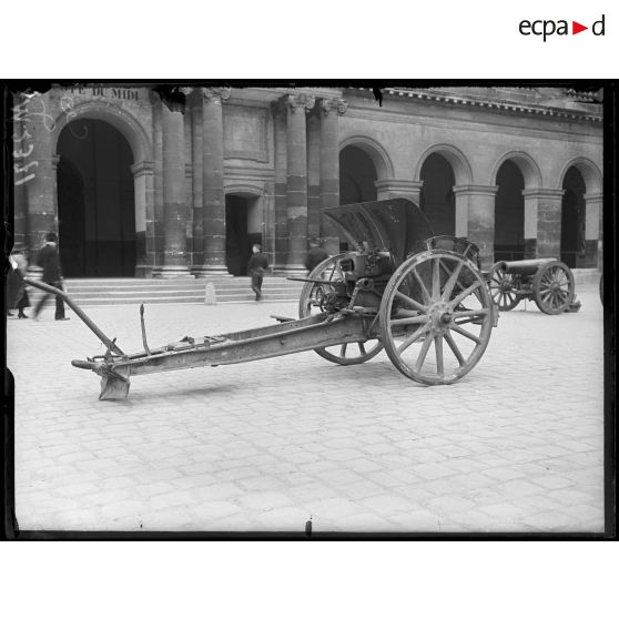 Obusier allemand de 150 mm exposé dans la cour des Invalides. [légende d'origine]