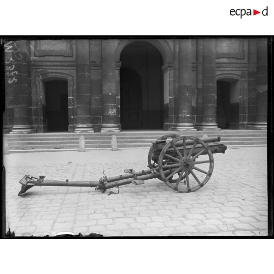 Canon de 77 mm de montagne allemand exposé dans la cour des Invalides. [légende d'origine]