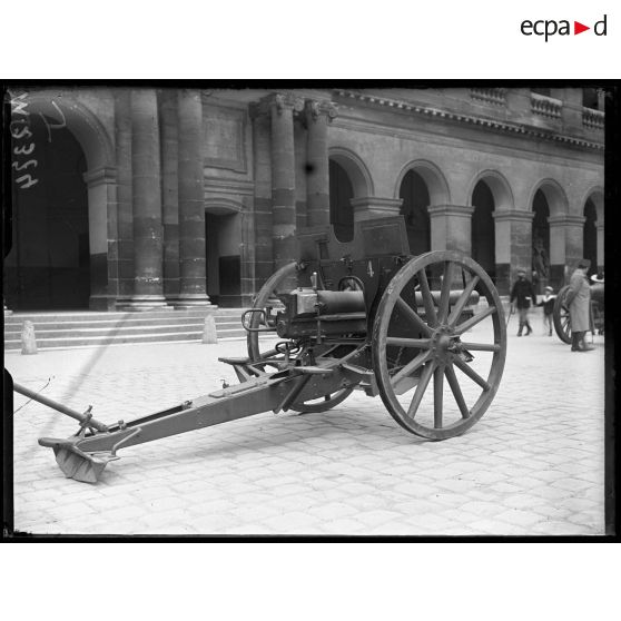 Un canon de campagne allemand de 77 mm exposé dans la cour des Invalides. [légende d'origine]